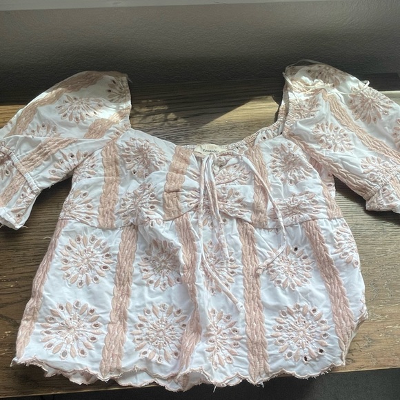 New Never Worn Summer Top Floral White & Light Pink - Picture 1 of 3